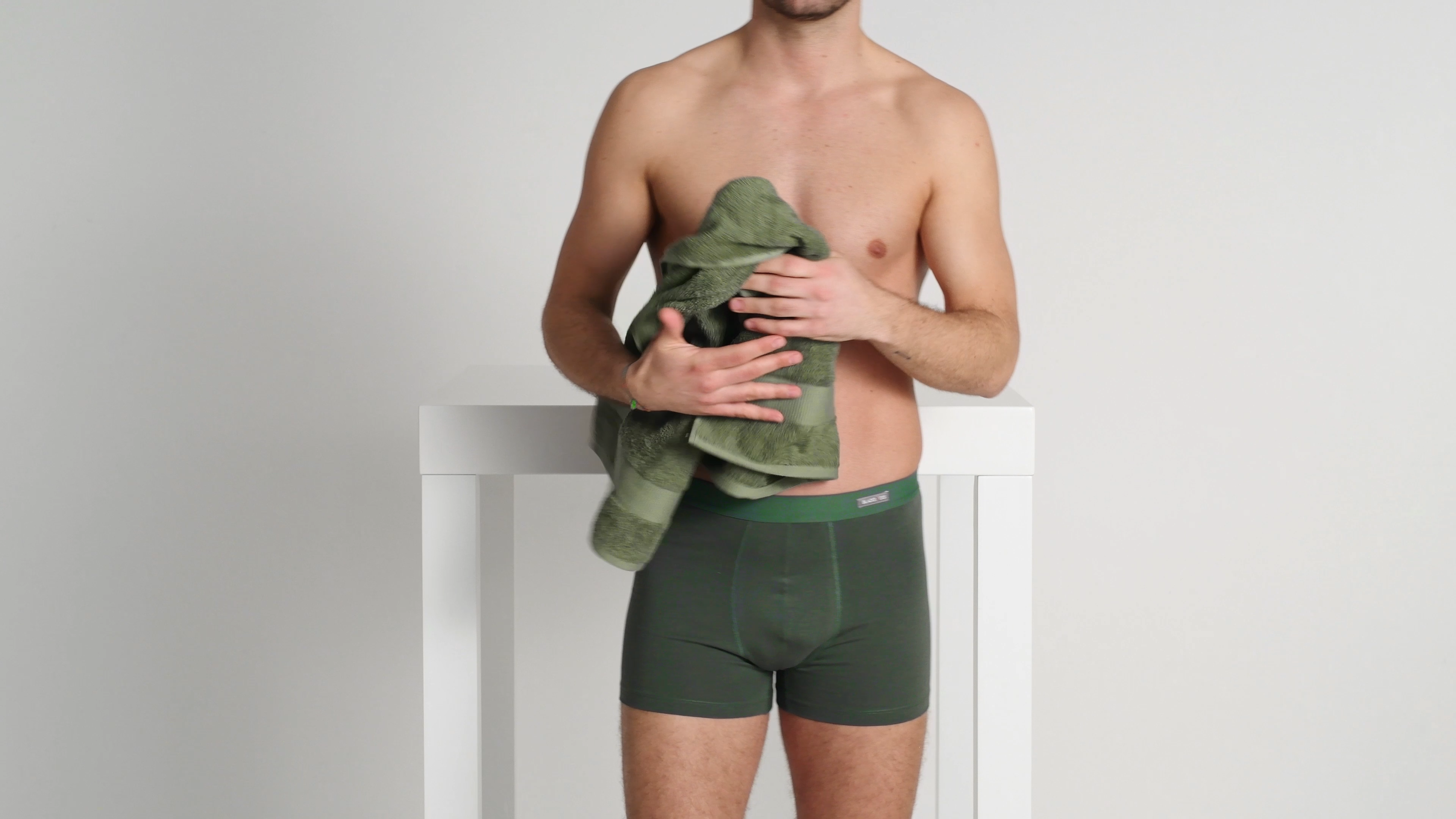gBA_Boxer_Albertine_Gruen_Mood1_3840x2160_996317f2-565e-41c5-930a-cbcbd6f6255e_2.png