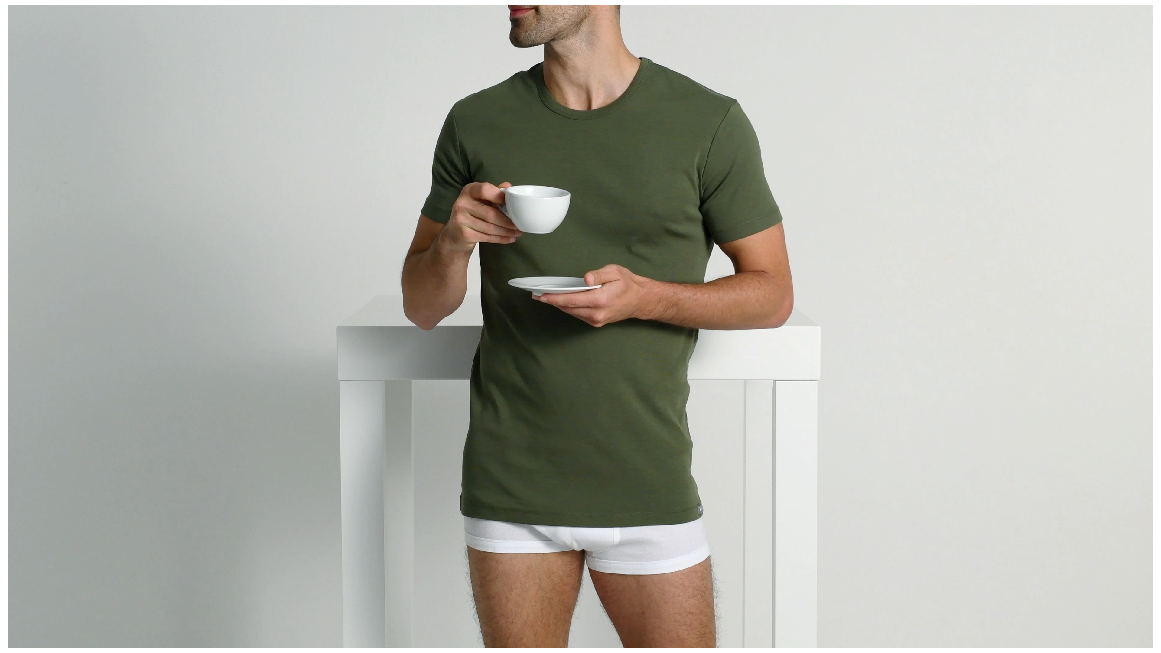 kShB_T-Shirt_Babette_Khaki_Mood1_3840x2160_a2406e83-e59e-489b-87ca-4e8514093ebd_2.png
