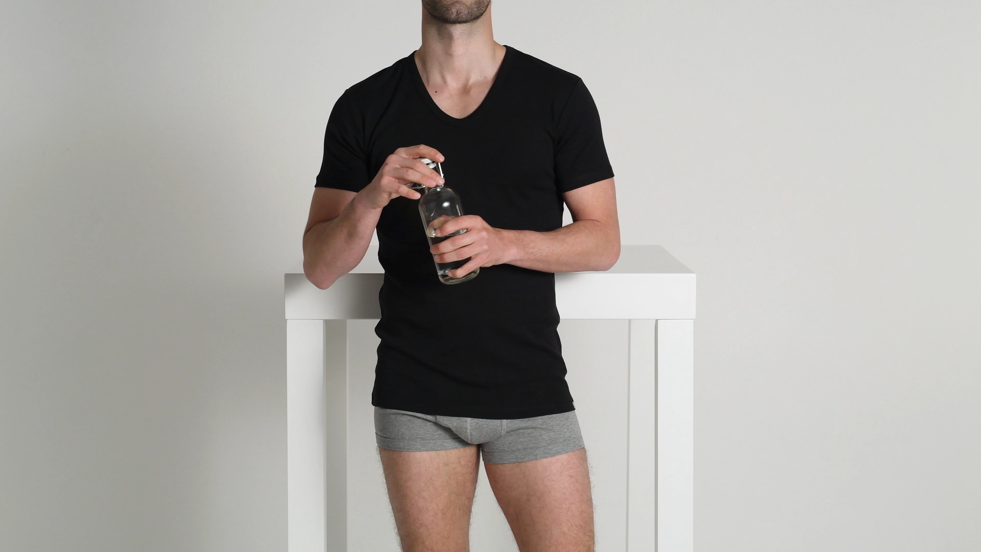 bShS_T-Shirt_Suzette_Schwarz_Mood1_3840x2160_65873a25-cf66-432a-8471-2b95292e914c_3.png