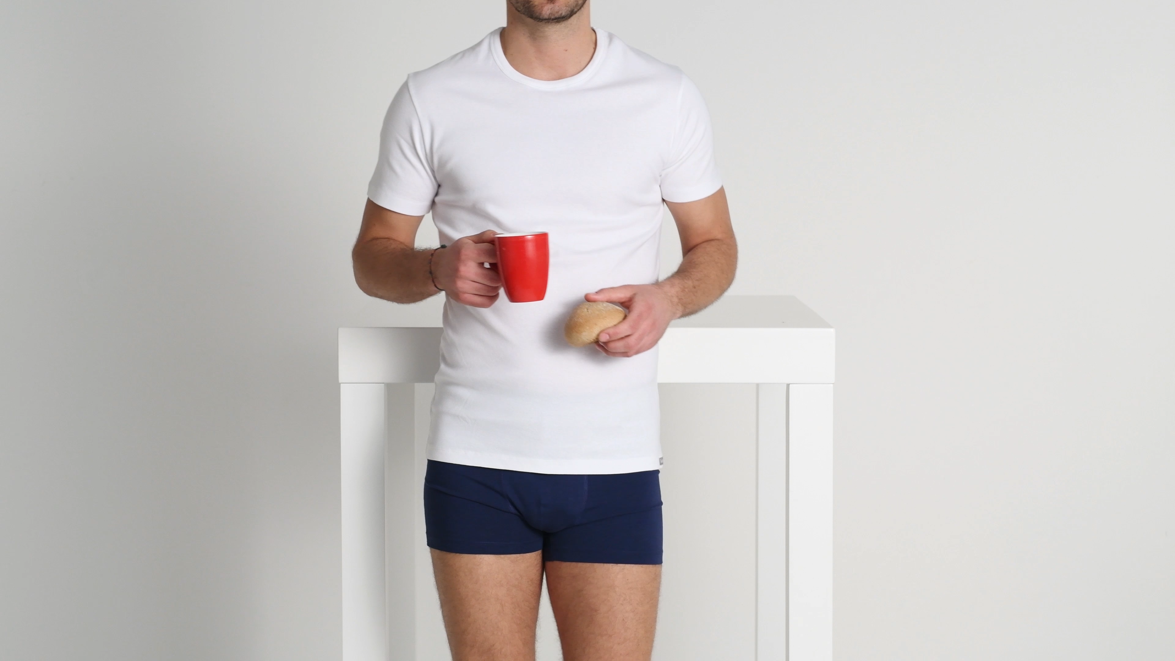wShB_T-Shirt_Babette_Weiss_Mood1_3840x2160_c1fe741a-724d-439d-9e14-8996a8059e5a_2.png
